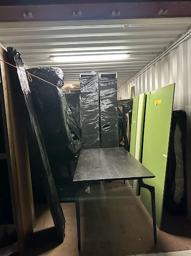 Professionell verpackte Möbel im Container